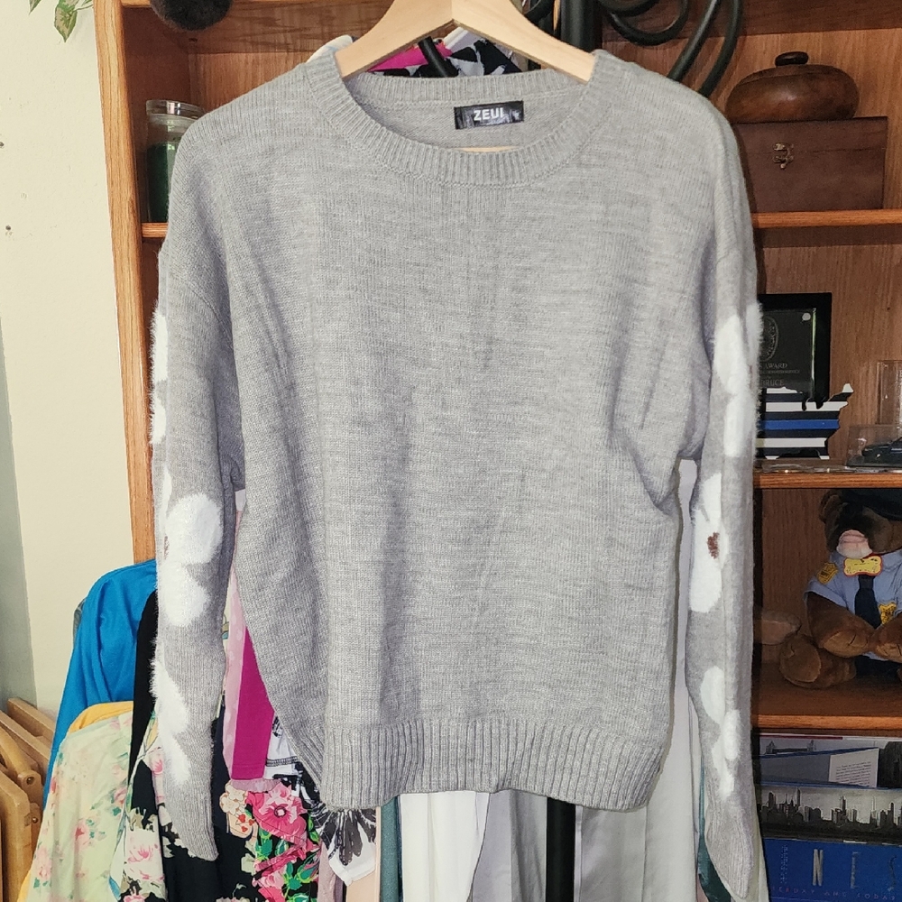 Zeui Gray Women's Sweater with White Furry Flower With Chocolate Accents